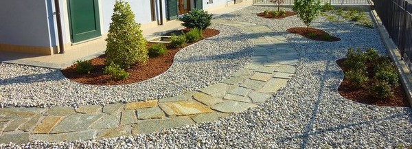 aiuola con ciottoli e pietre